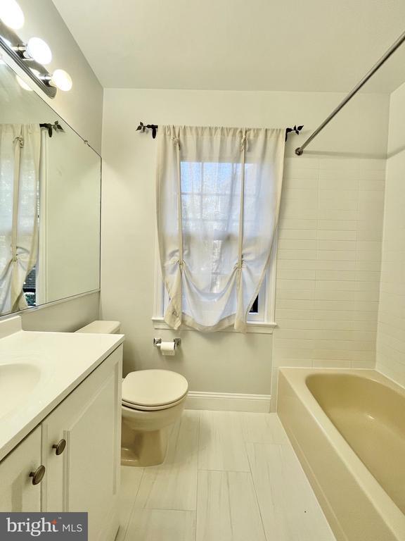 Building Photo - 1208 W Abingdon Dr