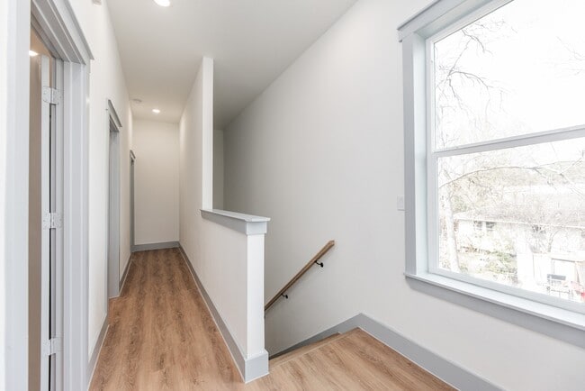 Building Photo - 704 S 1st St