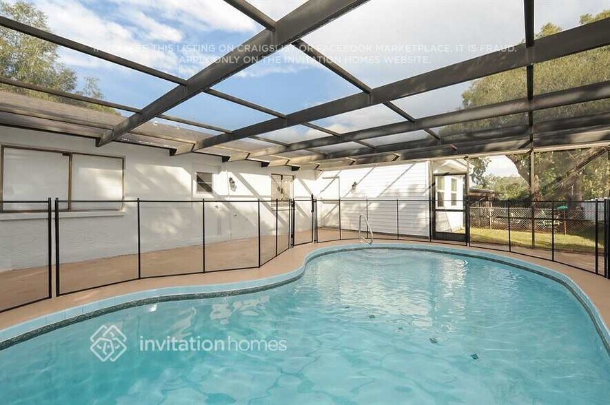 Building Photo - 10840 Peppertree Ln