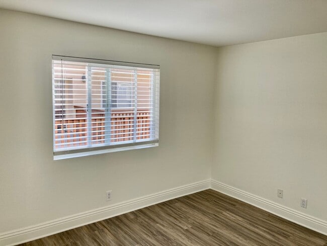 Building Photo - Upcoming!! 2 Bed/1 Bath Condo Apt.  Blocks...