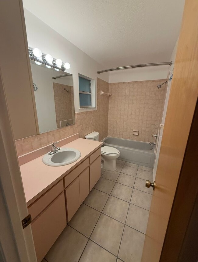 Building Photo - Charming 3/2- Heart of Zephyrhills