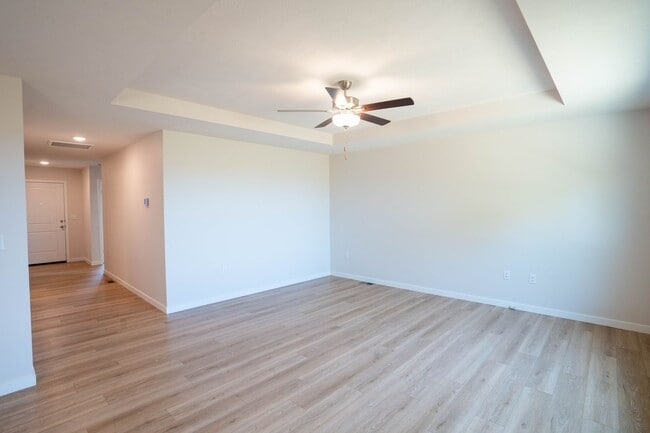 Building Photo - Beautiful newer 3 bed home with 3 car garage