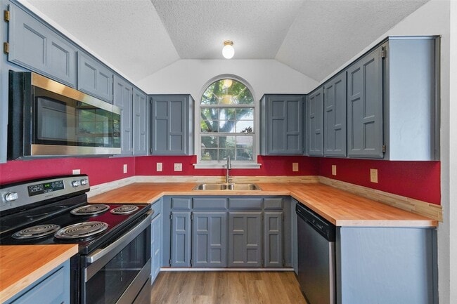 Building Photo - 2600 Waterloo Ln