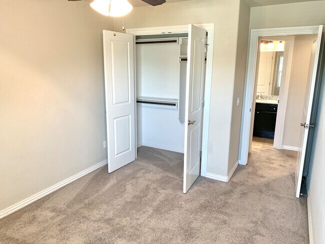 Primary Photo - Beautiful Townhome Close to The Pinnacle!
