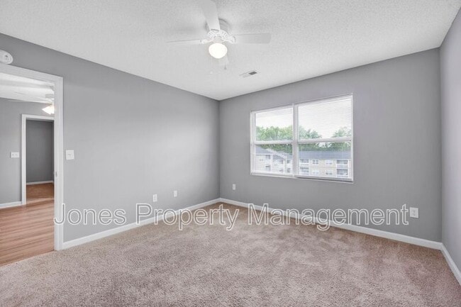 Building Photo - 301 Country Club Dr NE