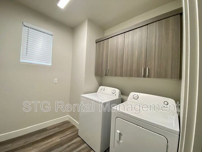 Building Photo - 438 N Stone Mountain Dr