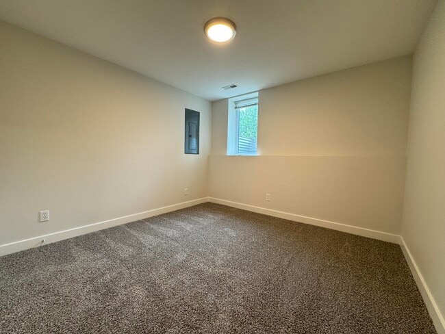 Building Photo - 1411 Rosemary Ln