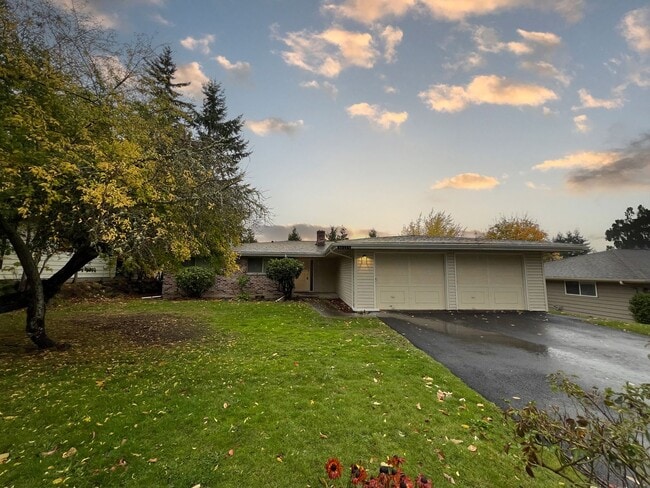 Building Photo - 4 bedroom 2.05 bath rambler on Kent's East...