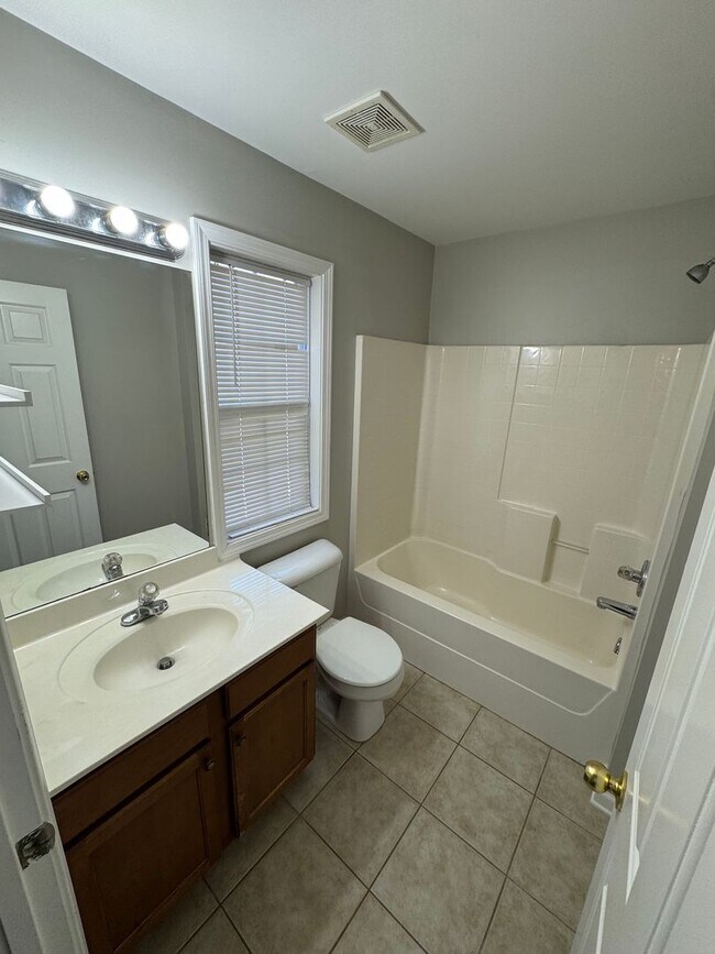 Building Photo - Beautiful 4 bed 3 Bath Home in Heart of Gr...