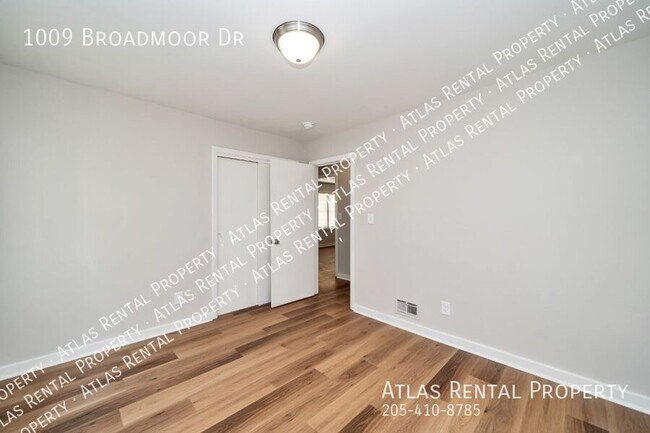Building Photo - 1009 Broadmoor Dr