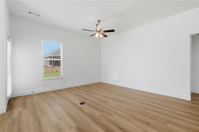 Building Photo - 5071 Vista Ave