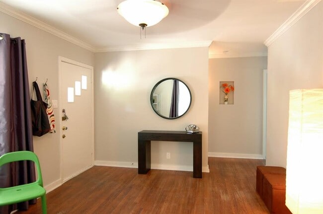 Building Photo - 409 W Croslin St