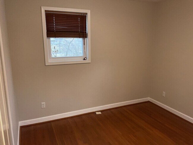 Building Photo - Fully updated 4BR 2BA single family brick home in Connecticut Ave Estates