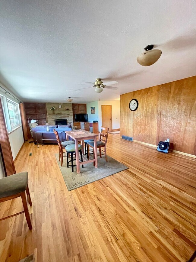 Building Photo - Furnished 3 bedroom/2bath close to Garden of the Gods