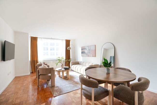 Building Photo - 350 W 43rd St