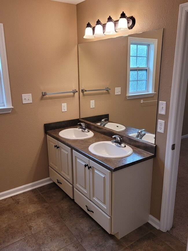 Building Photo - Spacious 3BD/2BA Home Near Moody AFB | Ope...