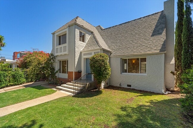 Building Photo - 4 Bed • 3 Bath • 2,135 Sq Ft (Main House) ...