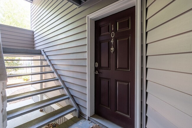 Building Photo - MOVE IN READY 2-bedroom in Virginia Beach!