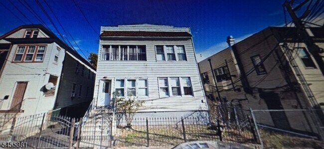 Building Photo - 333 E 22nd St