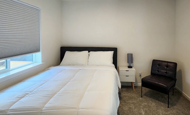 Building Photo - Beautiful, private 2 bed, 2.5 bath townhou...