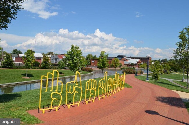 Building Photo - 313 N Market St