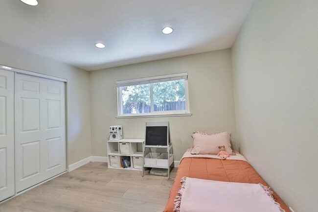 Building Photo - 235 Ginger Dr