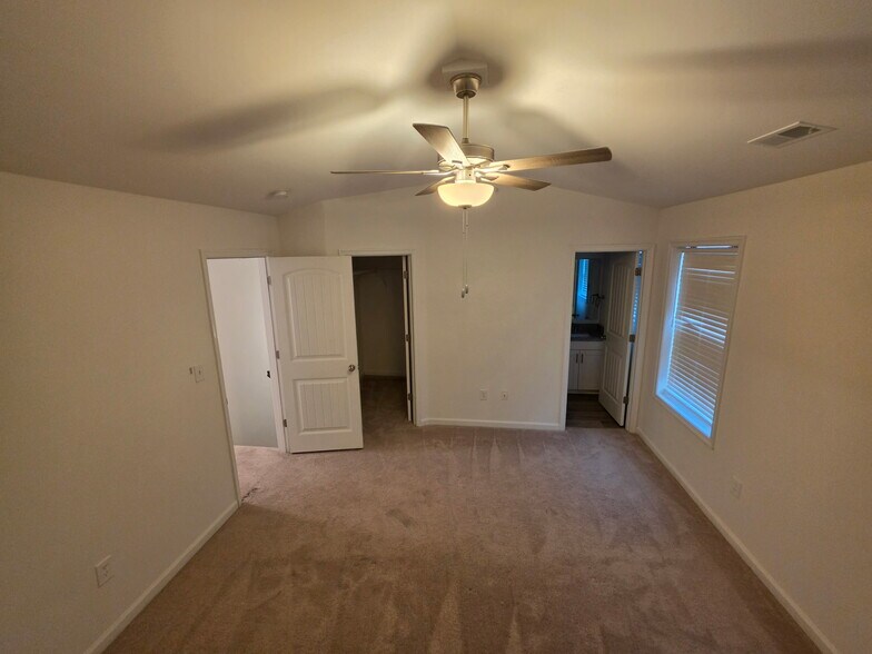 Building Photo - 321 Avon Dr