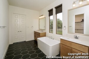 Building Photo - 161 Maravillas