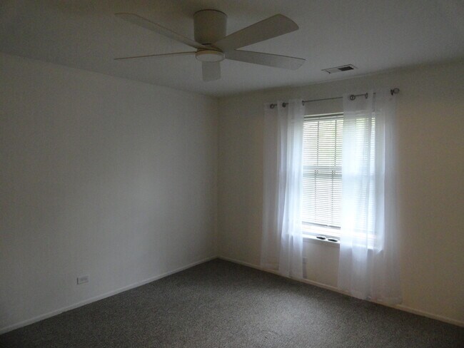 Building Photo - 686 Scanlon Dr
