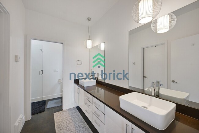 Building Photo - "Spacious 4-Bedroom Seattle Home with 3 Full Baths and 2,420 Sq. Ft. of Comfort!"