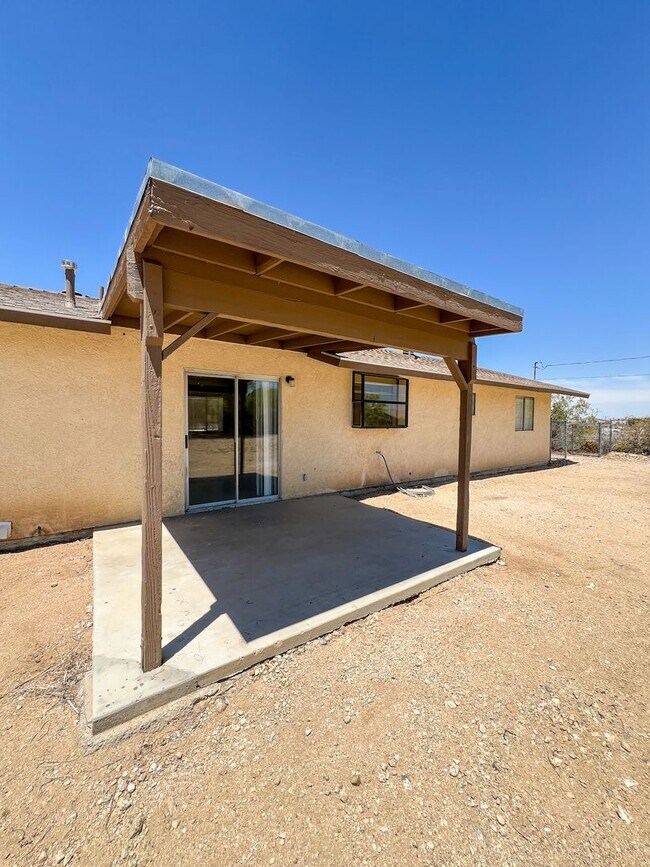 Building Photo - 29 Palms Home with Mountain Views