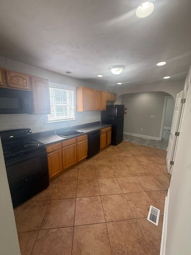 Building Photo - 4-bedroom, 2 full bathroom, 1 story house