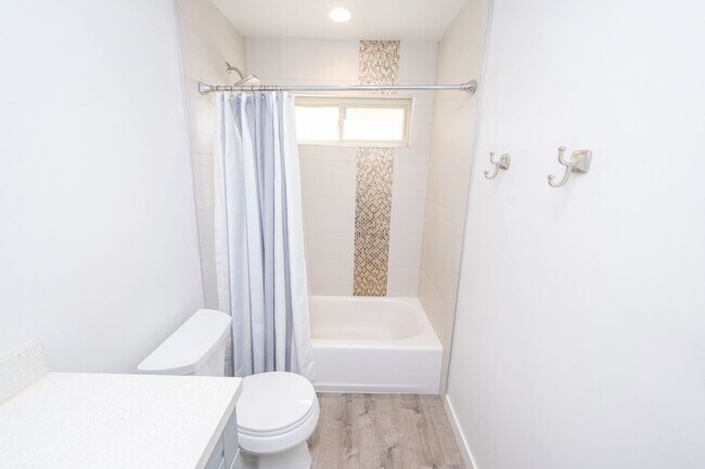 Building Photo - Spacious 1BR/1BA condo with patio and parking! Lake Murray Area $2195/month