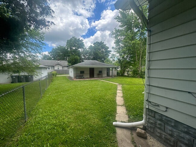 Building Photo - 2227 E Riverside Dr
