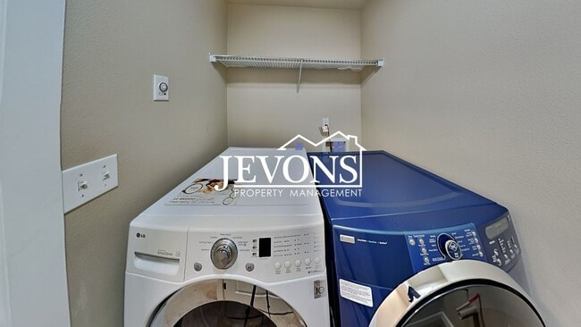 Building Photo - Spacious 5-bedroom home in a great community with 2-car garage, washer and dryer, just minutes fr...