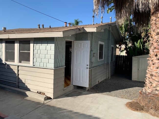 Building Photo - Adorable 2 Bedroom Cottage with Fenced yard, Washer+Dryer, Dishwasher, Reserved Parking!