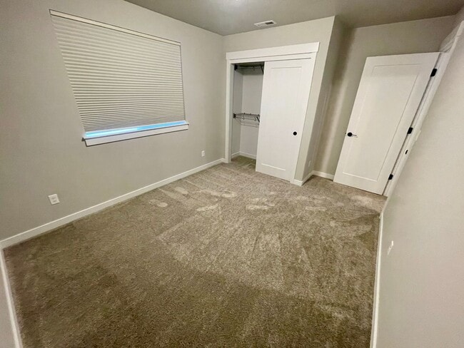 Building Photo - Spacious 3-bedroom and 2nd living room 2 1/2-full bath with New carpet, pad and LVT flooring