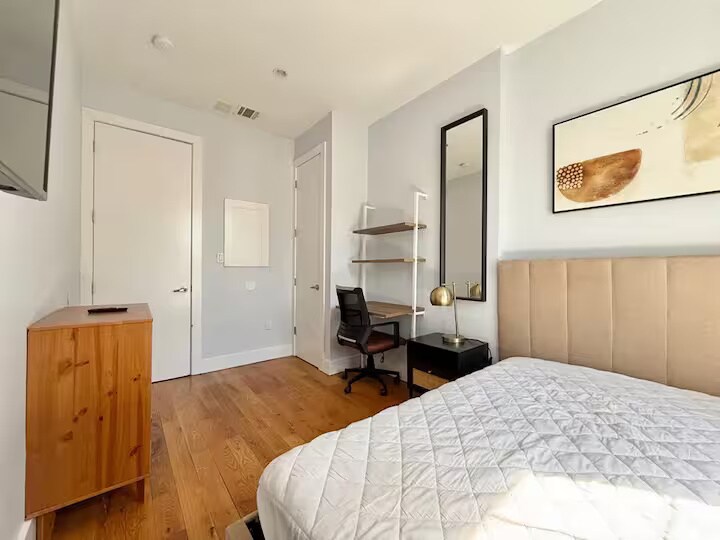 Building Photo - Prime Bushwick Room, HDTV, 15 min to Manhattan #756