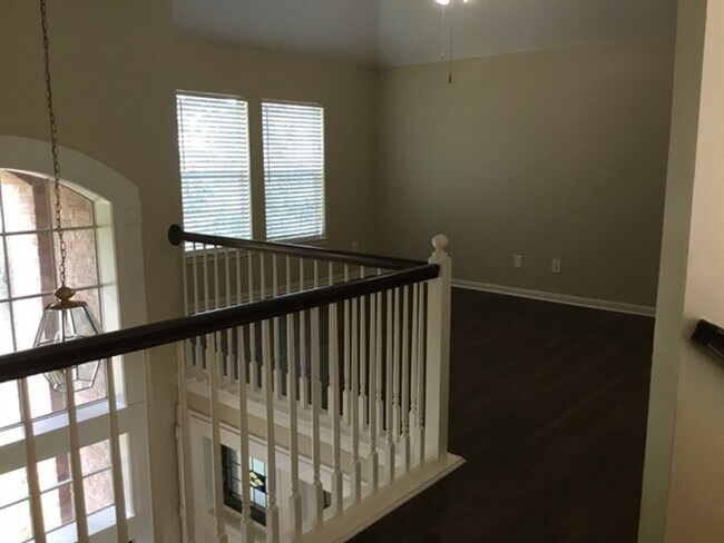 Building Photo - 141 S Laguna Pointe Dr