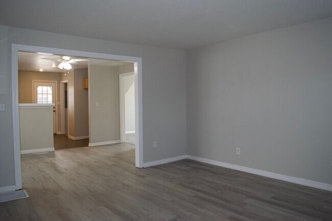 Building Photo - Conveniently Located 3 Bed 2 Bath House