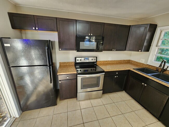 Building Photo - Spacious 3-Bedroom, 1-Bathroom Home AVAILABLE NOW!!