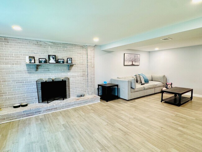 Building Photo - BEAUTIFULLY UPDATED HOME - WOODBRIDGE
