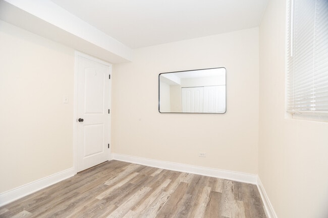 Building Photo - 2927 W Lyndale St