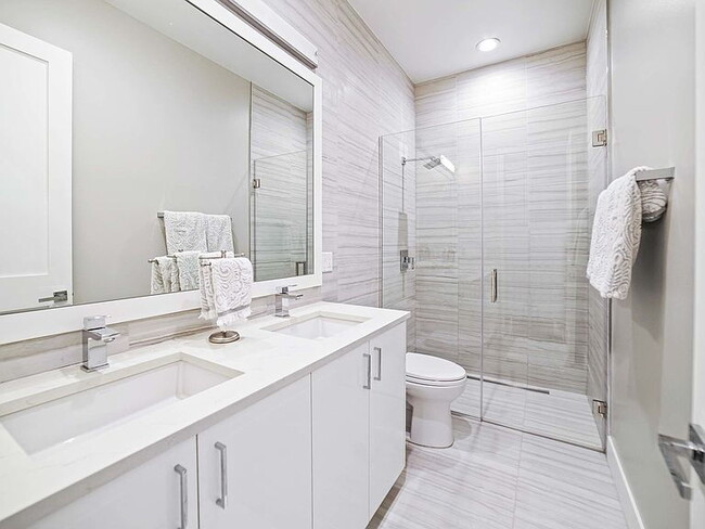 Building Photo - "Spacious 5-Bedroom Gem with 3 Full Baths in the Heart of Chicago – 4,200 Sq Ft of Comfort and St...