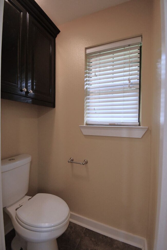 Building Photo - Lovely 4 Bedroom 2 Bath in Flint!