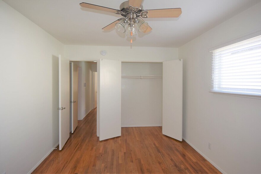 Building Photo - 11645 Moorpark St