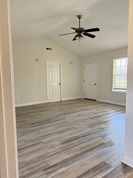 Living room - 406 Silver Lakes Ct