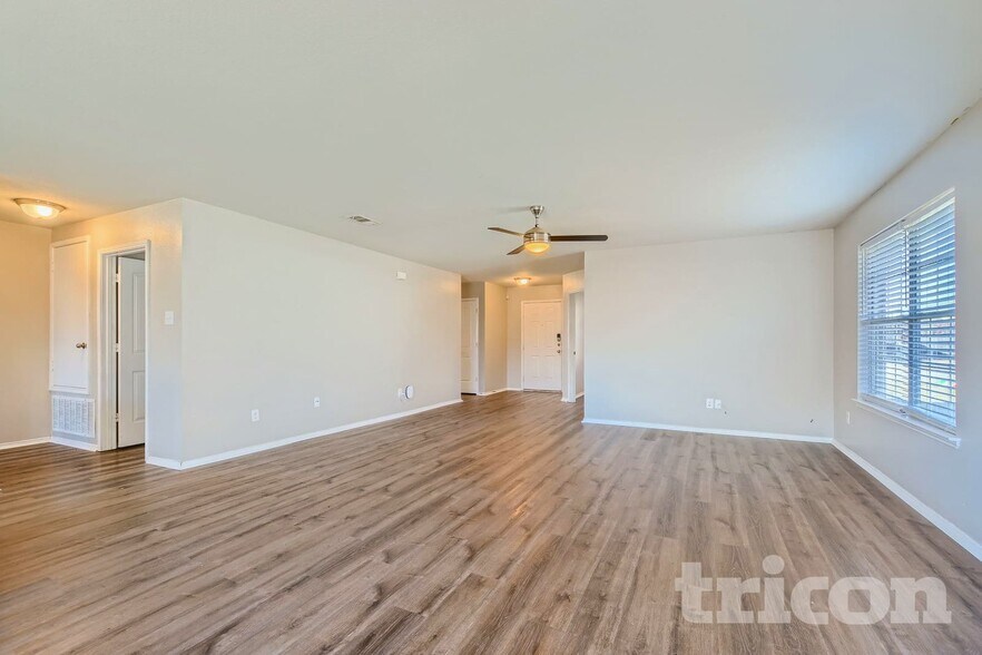 Building Photo - 208 Silver Spur Dr