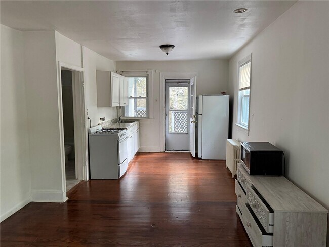 Building Photo - 364 Ashford Ave