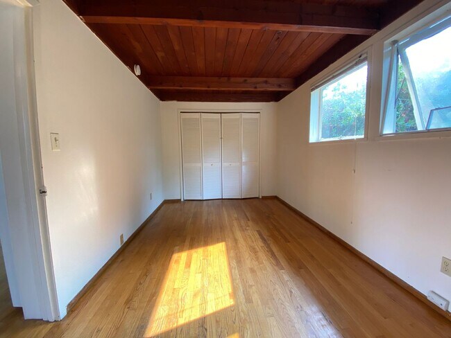 Building Photo - Top-Floor 1BD/1BA Apartment with Wood Ceilings, Garden Setting, and Easy North Berkeley BART Access